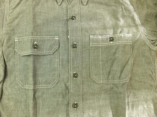 桃太郎シャツ　シャンブレーワークシャツ　ODカラーの胸ポケット